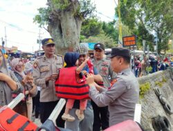 Pastikan Kenyamanan Berwisata di Telaga Sarangan, Polisi Magetan Gelar Public Address dan Bagikan Coklat