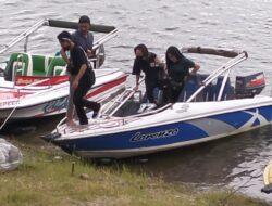 pengemudi kapal boat jeet speed di wisata telaga ngebel ponorogo abaikan keselamatan penumpang tanpa safety pelampung